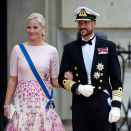 13. juni: Kronprinsparet er blant gjestene når Prins Carl Philip av Sverige blir viet til Sofia Hellquist i slottskirken på Kungliga Slottet i Stockholm. Foto: Jon Olav Nesvold / NTB scanpix